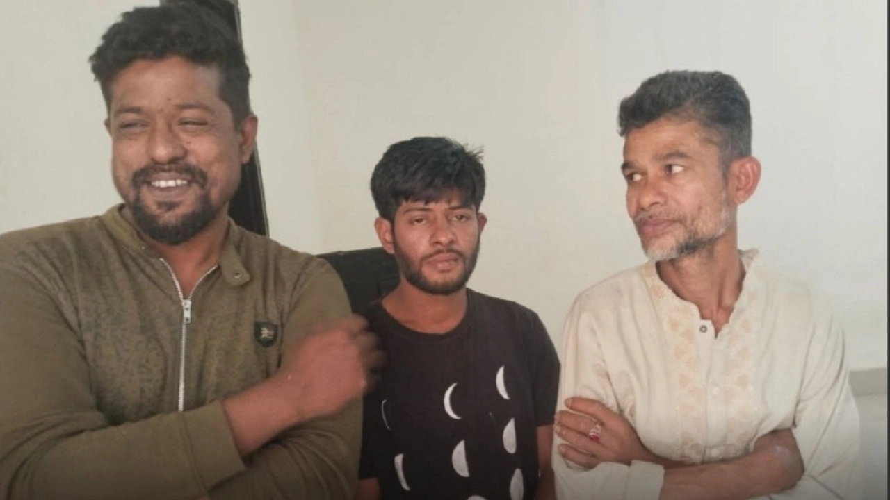 ফটিকছড়িতে দেয়ালে স্লোগান লিখতে গিয়ে আটক আওয়ামী লীগের তিন কর্মী