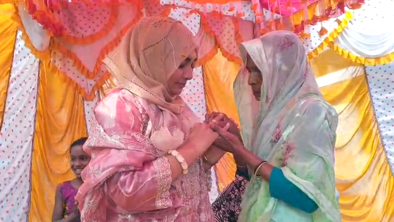 নির্বাচনী গণসংযোগে স্বর্ণের রিং উপহার পেলেন হান্নান মাসউদের স্ত্রী