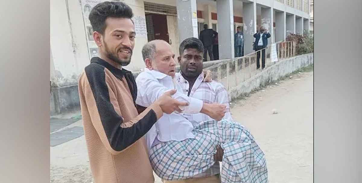 ছেলের কোলে চড়ে ভোট দিলেন বাবা