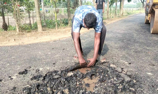 দূর্গাপুরে নতুন রাস্তার পিচ উঠে যাওয়ার অভিযোগ