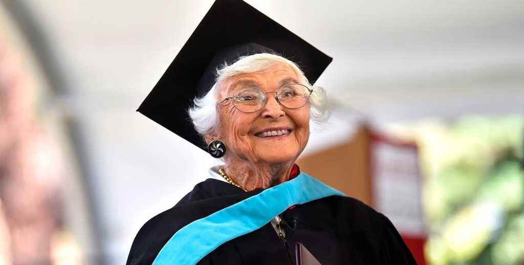 ১০৫ বছর বয়সে মাস্টার্স ডিগ্রি অর্জন করলেন ভার্জিনিয়া হিসলপ
